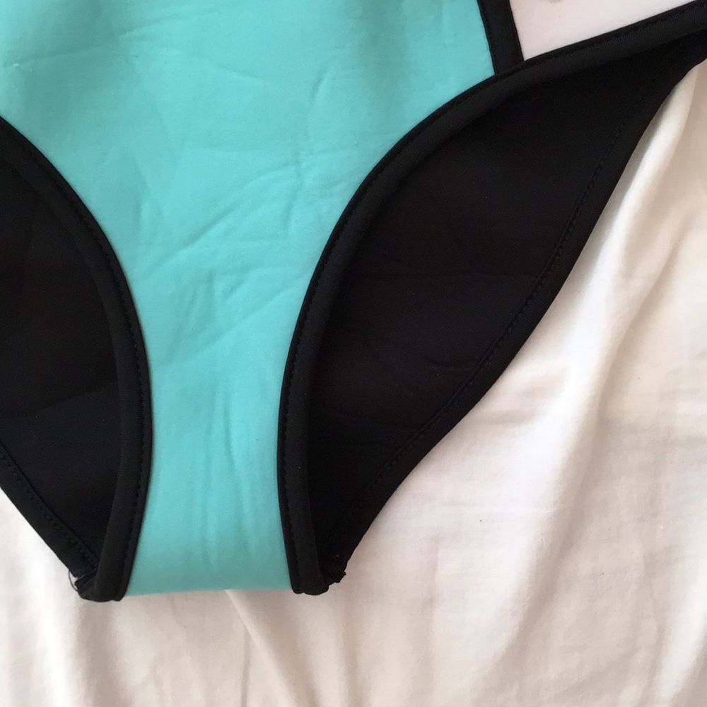 Bikini - Picture 3 of 4